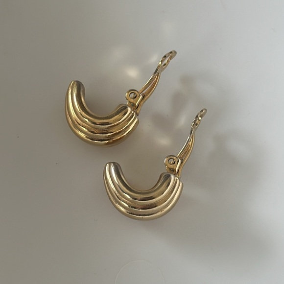 Clam Shell Shaped Gold Tone Clip-On Earrings Vintage - Picture 2 of 6